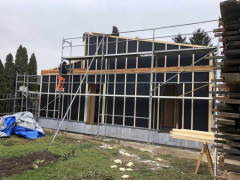 Fólie DELTA-FASSADE, která chrání obvodovou konstrukci před větrem a vlhkostí, umožňuje případný prostup vlhkosti z interiéru do venkovního prostředí