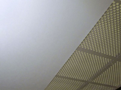 Systém Knauf Cleaneo SYSTEXX: Speciálně navržená děrovaná deska Knauf Cleaneo potažená akustickou tapetou, která zajišťuje bezesparý a hladký vzhled podhledu a současně zachovává akusticky pohltivé vlastnosti desky.