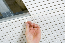 Děrované desky Knauf Cleaneo Linear bez nutnosti tmelení spár. Zápustná krytka Cleaneo-Caps umožní přišroubovat desky uvnitř děr.