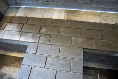 Nový překlad u pohledového zdiva už navazuje na skladbu okolních stěn