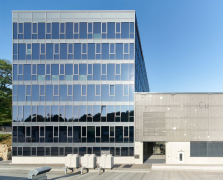 Nová výrobní hala navazuje přímo na prosklenou kancelářskou budovu. Je opatřena předsazenou textilní fasádou Schüco FACID 65. Plášť kancelářské budovy je plně prosklený ze sloupko-příčkové fasády Schüco FWS 60.HI s pevnými prvky a větracími otvíravo-sklopnými okny Schüco AWS 75 BS.HI. Integrované dvojité izolační sklo je vyrobeno z elektrochromatického skla SageGlass® od společnosti Saint-Gobain