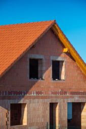 Dům z pálených broušených cihel Porotherm T Profi  s obvodovými stěnami tvořenými jednou vrstvou keramických bloků nepotřebuje dodatečné zateplení (zdroj: Wienerberger)
