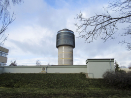 Nejvyšší část budovy modelují horizontální lamely