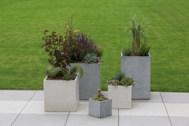 Atraktivní pohledový beton, příjemný hladký povrch, nižší hmotnost a mimořádná odolnost předurčují květináče LITE CUBE a BLOCK k širokému použití zejména v harmonii s moderní architekturou (zdroj: Presbeton)