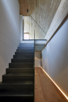 Interiéry jsou homogenní, tvoří kompaktní monolit – prosvětlení přízemí a podkroví u schodiště