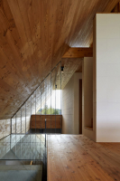 Modřín a sklo v celém interiéru, který tvoří volně plynoucí prostor s výhledy do hor