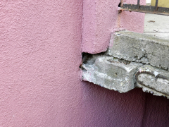 Obr. 1: Příklad nezatepleného balkonu. V tomto případě dokonce nebyla opravena ani nosná konstrukce balkonu