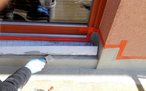 Obr. 4: Provádění jednotlivých vrstev hydroizolačního systému, v tomto případě je osazována výztužná textilie