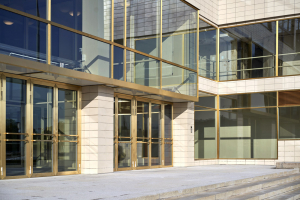 Konstrukci výkladců a dveří tvořily ocelové svařence, opatřené obklady z mosazného plechu, mosazné byly i další prvky. Bylo třeba sejmout zachované mosazné prvky, provést repasi ocelových konstrukcí a jejich zpevnění nově vloženým rámem, který zvýšil jejich nosnost.