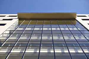 Prosklená stěna u hlavního schodiště: Na vnější straně je klasické sklo float, na vnitřní konstrukci sklo pod názvem Baťa. Sklo se přilepilo sklenářským silikonem a pak kytovalo tmelem tak, aby se v co největší míře obnovil autentický charakter historické konstrukce.