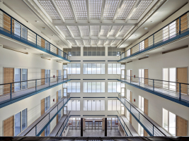 Hlavní dvorana s galeriemi a sklobetonovým stropem