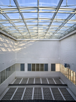 Zastřešení dvora: Expozice sklobetonů na pomezí vytápěného a nevytápěného prostoru, subtilnost a hmotnost konstrukce způsobily jejich výraznou degradaci. V rámci projektu se dokonce uvažovalo o jejich snesení. Jako jediná možnost jejich záchrany se ukázalo vybudování samostatné nezávislé konstrukce zastřešení. Sklobetony pak byly obnoveny jako celek, do jejich konstrukce se zasahovalo co nejméně.