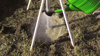 Baumit FixBeton – 2. způsob aplikace – zalití suché směsi