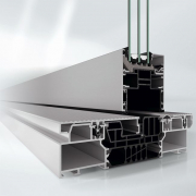 Zdravé budovy pro komfort a fyzickou i duševní pohodu: Zapuštěné prahy Schüco pro flexibilní prosklené dveře, vstupní dveře a posuvné systémy umožňují zohlednit při projektování zdravých staveb i tyto aspekty (zdroj: Schüco)