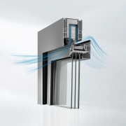 Vliv hluku z okolního prostředí na zdraví postupně nabývá na významu. Akustické okno Schüco AWS 90 AC.SI představuje nové řešení, které dokáže odclonit hluk i při pootevření a tedy zároveň zajistit i přirozené větrání (zdroj: Schüco)