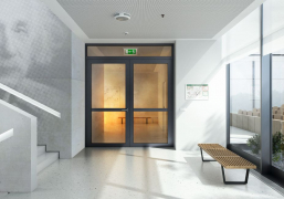 Dveřní systém Schüco FireStop dokáže zabránit šíření plamenů a dýmu mezi jednotlivými patry budovy. V nabídce jsou produkty zaručující 30minutovou nebo 90minutovou ochranu před ohněm a dýmem (zdroj: Schüco)