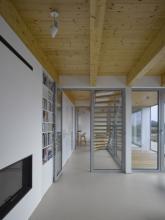 Interiér charakterizuje dřevo a světlé barvy