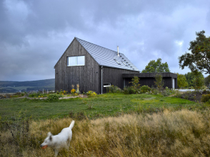 Fasáda domu je z mořeného severského modřínu, okna mají hliníkové rámy. Nosnou konstrukci tvoří zdivo z keramických tvarovek HELUZ Family 25 a doplňujících tvarovek.
