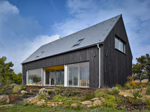 Fasáda je provětrávaná, dvouplášťová, celkové tloušťky 525 mm. Mezi rastr nosného systému se kotvila a lepila tepelná izolace z minerální vlny.