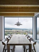 Ideálně orientované okno je díky tepelným ziskům v zimě výhodou a boří klišé, že pasivní domy nemohou mít velkoformátové prosklení