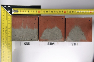 Obr. 6: Vzorky konzistence S3 seřazené podle frekvence hutnění – fotografie vnějšího povrchu stěn