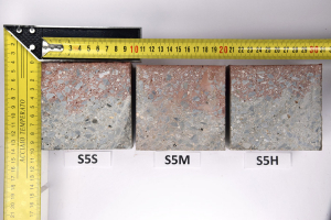 Obr. 8: Vzorky konzistence S5 seřazené podle frekvence hutnění – příčný řez