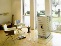 Teplovodní kotle a kamna na pelety. Jejich výhodou je jednoduchá obsluha, vysoký komfort, nízké provozní náklady a malá zátěž životního prostředí. Volně stojící kamna s výhledem na oheň mohou sloužit jako příjemný doplněk interiéru (zdroj: Centrum pasivního domu)