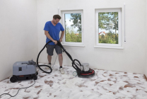 Aplikace Baumit Nivello na dřevěný podklad – broušení původní dřevěné podlahy