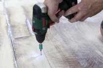 Aplikace Baumit Nivello na dřevěný podklad – fixace nestabilních prvků původní dřevěné podlahy