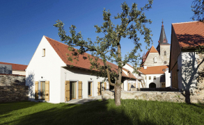 Směrem do dvora a do zahrady má areál fary dvě křídla bývalých hospodářských budov, které byly renovovány a přistavěny