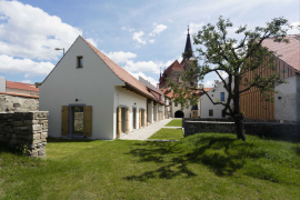 Směrem do dvora a do zahrady má areál fary dvě křídla bývalých hospodářských budov, které byly renovovány a přistavěny