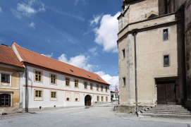 Pozdně barokní průčelí fary do náměstí