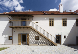 U fasády severního křídla jsou okna s kamenným ostěním, parter hospodářských budov tak získal sjednocující motiv