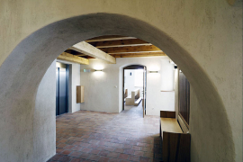 Vstupní hala – strop v přízemí je jako jediný nový