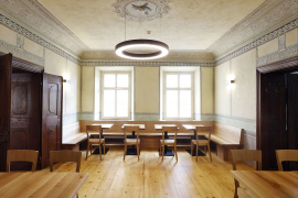 Jídelna se nachází v patře východního křídla