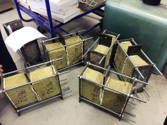 Zdvojené vzorky z MW v tloušťkách přes 100 mm po zkoušce smykové pevnosti podle ČSN EN 12090:2013