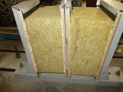 Zdvojený vzorek z Experimentu I po zkoušce vykazuje destrukční projevy nežádoucích podružných silových účinků od excentricity působících zkušebních sil