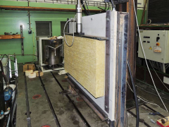 Experiment II – zkouška smykové pevnosti a tuhosti celé desky izolantu MW zatěžované tlakem přes roznášecí desku shora – tento postup může být vhodný pro ověření únosnosti lepeného spoje ve smyku a stanovení jeho minimální plochy