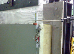 Požadovaný výstup z popsaných zkoušek je pracovní diagram. Pro jeho získání je nutno v průběhu zatěžování vzorku přesně monitorovat jeho tvarové změny. Z dosud získaných výsledků je jasné, že s rostoucí tloušťkou izolantu v ETICS logicky roste absolutní hodnota deformací ve fasádním líci ETICS. To se může negativně projevit v místě styku s pevnými konstrukcemi prostupujícími ETICS (např. balkony)