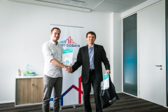 Studentskou cenu předal Jiřímu Petržílkovi zástupce Skupiny Saint-Gobain Karel Sedláček