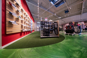 Golf House, Praha – PUR Deco Color nanášená smetákem pro vytvoření „trávníkového“ dojmu