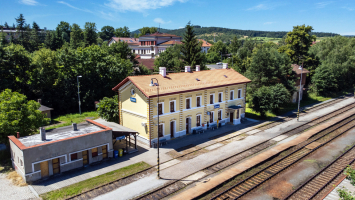 Nádražní budova v Jincích
