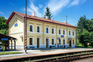 Nádražní budova v Jincích
