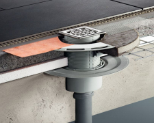 Spolehlivou ochranu proti pronikání kanalizačních plynů skrz podlahové vpusti nabízí zápachové uzávěry Viega Advantix o systémové míře 100 mm s dvěma kyvnými klapkami (zdroj: Viega)