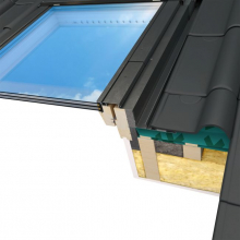 Řez oknem s trojsklem a těsnicím lemováním Thermo