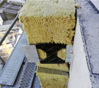 Hliníkové kotvy. Na obvodový železobetonový skelet sa osadili hliníkové kotvy budúcej prevetrávanej fasády