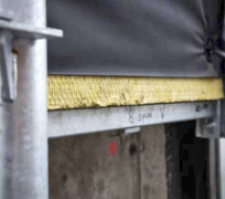 Zateplenie fasády. Skelet sa zateplil fasádnou tepelnou izoláciou z minerálnej vlny s hrúbkou 200 až 300 mm (v závislosti od miesta použitia). Minerálna vlna sa lepila na železobetónový podklad a zabezpečila sa tanierovými kotvami proti skluzu