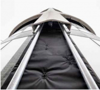 Upevnenie fólie. Difúzna hydroizolačná fólia sa upevnila do vrstvy minerálnej vlny kotvením pomocou plastových tanierových kotiev