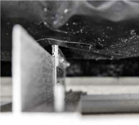 Utesnenie detailov. Všetky detaily a priestupy v difúznej hydroizolačnej fólii – hliníkové konzoly, ukončenia a napojenia na ostatné materiály (železobetón, detaily pri nadpraží hliníkového okna a pod.) sa zabezpečili pred prenikaním vlhkosti pomocou UV stabilizovanej lepiacej pásky