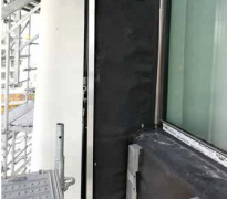 Detail pod parapetom. Detail pod parapetom hliníkového okna sa zabezpečil pomocou štruktúrovanej rohože, ktorá sa kladie nopovou štruktúrou vždy hore. Na štruktúrovanú rohož sa priamo aplikoval plechový parapet